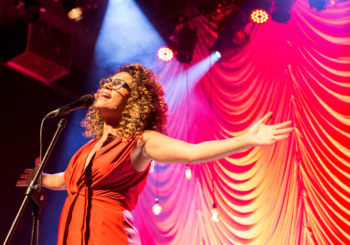 Zanna, a voz do Metrô, faz show no Rio com novas canções e nova banda