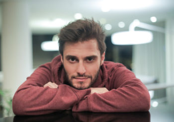 Hugo Bonemer dará voz a personagem Tronco em “Trolls 2”