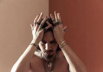 Espetáculo questiona os modos de funcionamento da nossa sociedade a partir da mitologia religiosa e da colonização europeia
