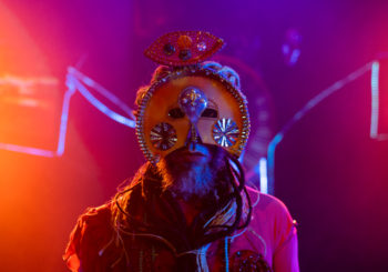 "KOMUNGA ao vivo na Aldeia Global" une música e performance em show online no dia 04 de junho
