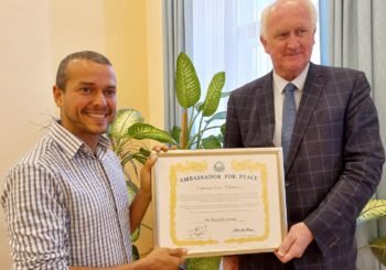Nutricionista Eduardo Corassa recebe título de Embaixador da Paz na Áustria