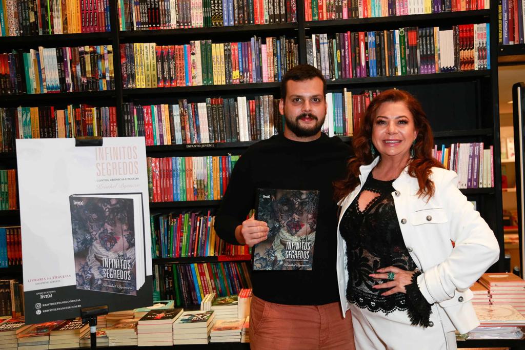 Lançamento do livro “Infinitos Segredos” da autora Kristhel Byancco reuniu vários famosos na Livraria Travessa