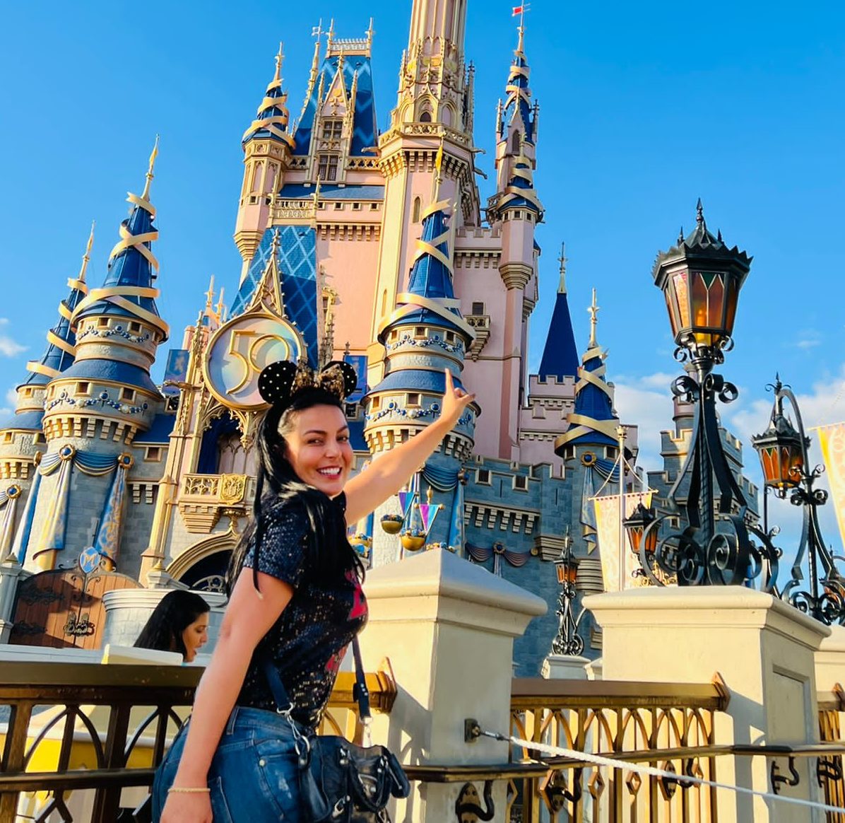 Gardênia Cavalcanti recarrega as energias em férias na Disney