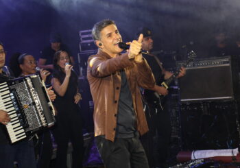 Del Feliz encanta o público em seu primeiro show em Paramirim, celebrando o Dia dos Namorados