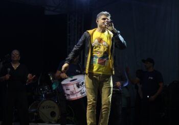 Del Feliz emociona público em Ipirá, mesmo diante de desafios técnicos