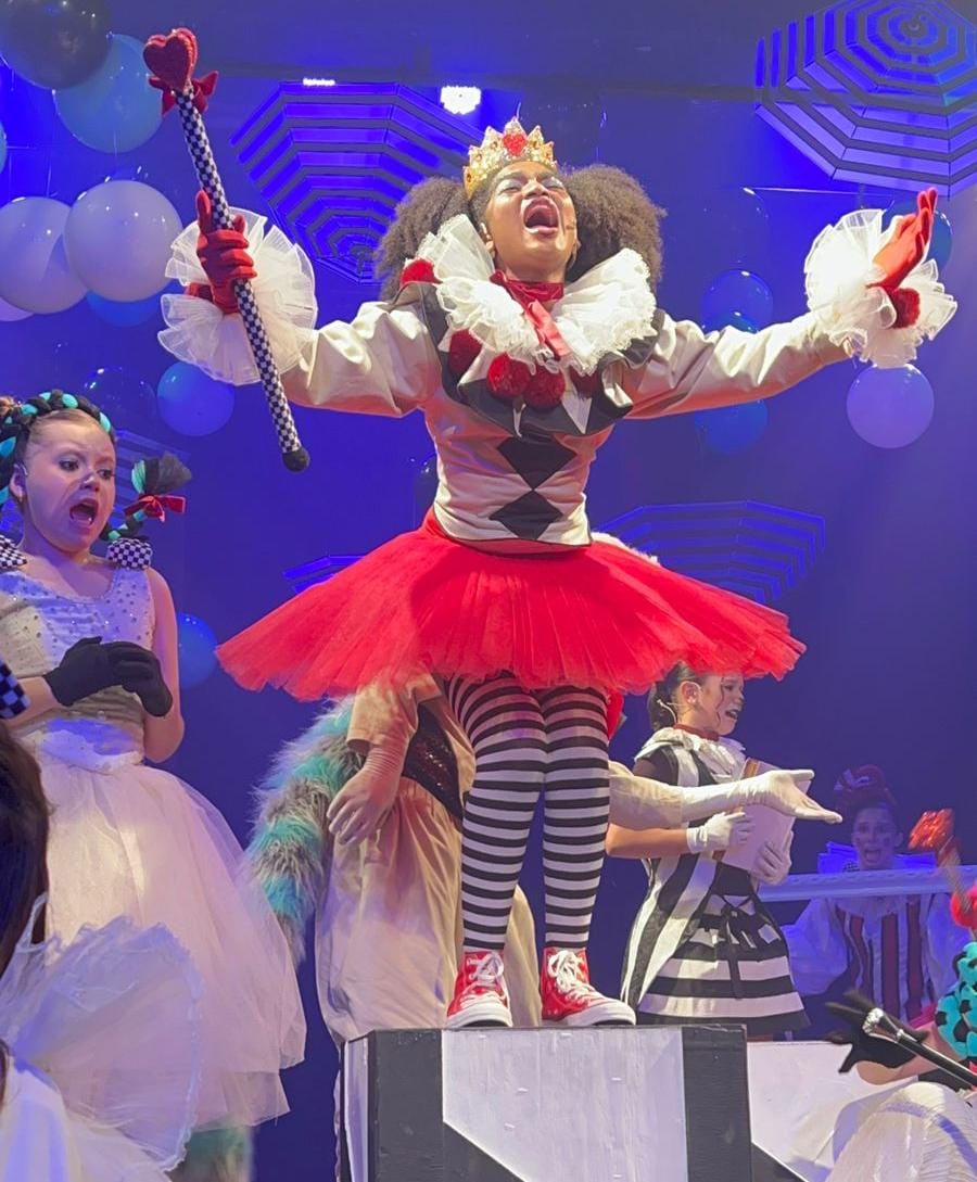 Michelle Vitória está fazendo mais uma estreia no teatro como a Rainha de Copas no “Musical Alice”