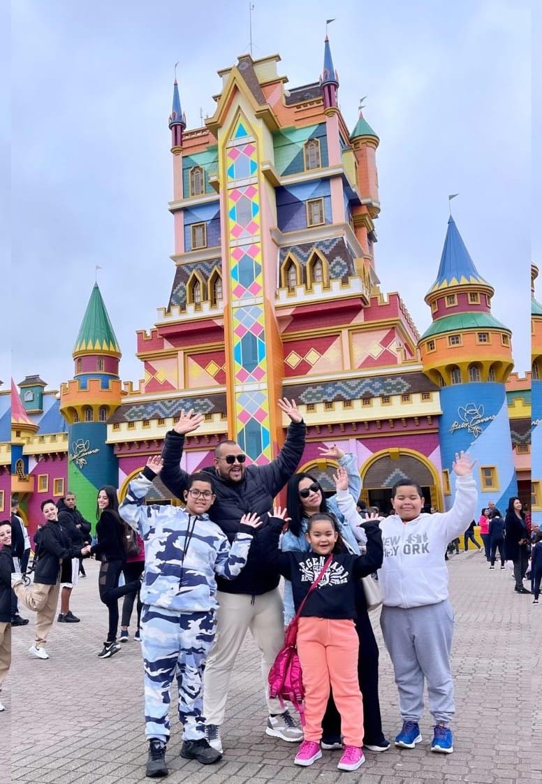 Influencer Joy curte Beto Carrero World com esposa e três filhos