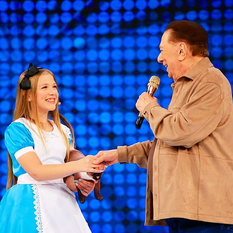 Lara Madeira encantou trazendo a magia de “Alice no País das Maravilhas” no ‘Programa Raul Gil’, do SBT