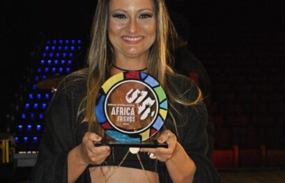 A jornalista Luzia Moraes recebeu o Prêmio Internacional "África Friends" em São Paulo, no Memorial da América Latina