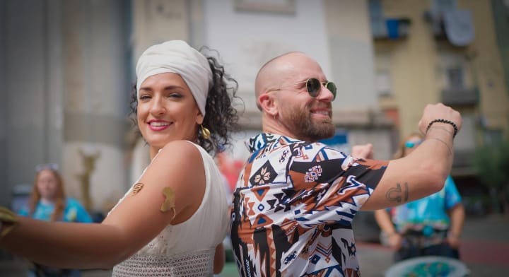 Fabio Vitolo e Carol Brignani gravam videoclipe inspirado no sucesso “Várias Queixas”, com participação de Afrojhow, em Nápoles- Itália. Confira!