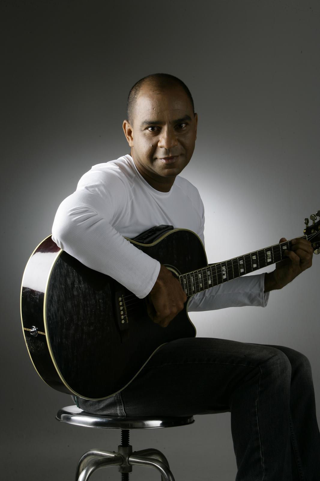 Jair Luz “Canta Caetano”, no Jubiabar nesta quarta-feira, dia 21/05. Confira!