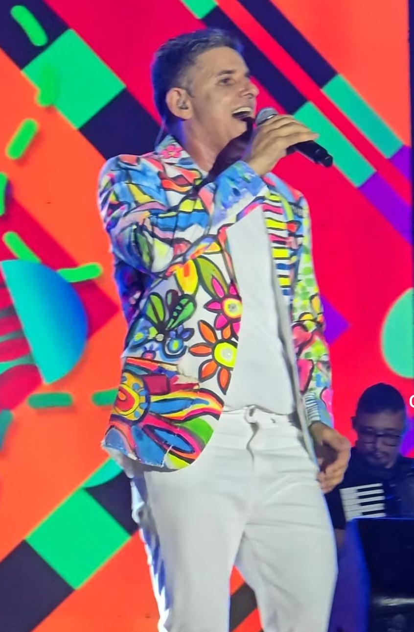 Del Feliz emociona multidão em noite inesquecível no Parque de Exposições de Salvador