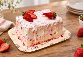 Sodiê Doces transforma trend do Morango Cravejado em nova versão de bolo*