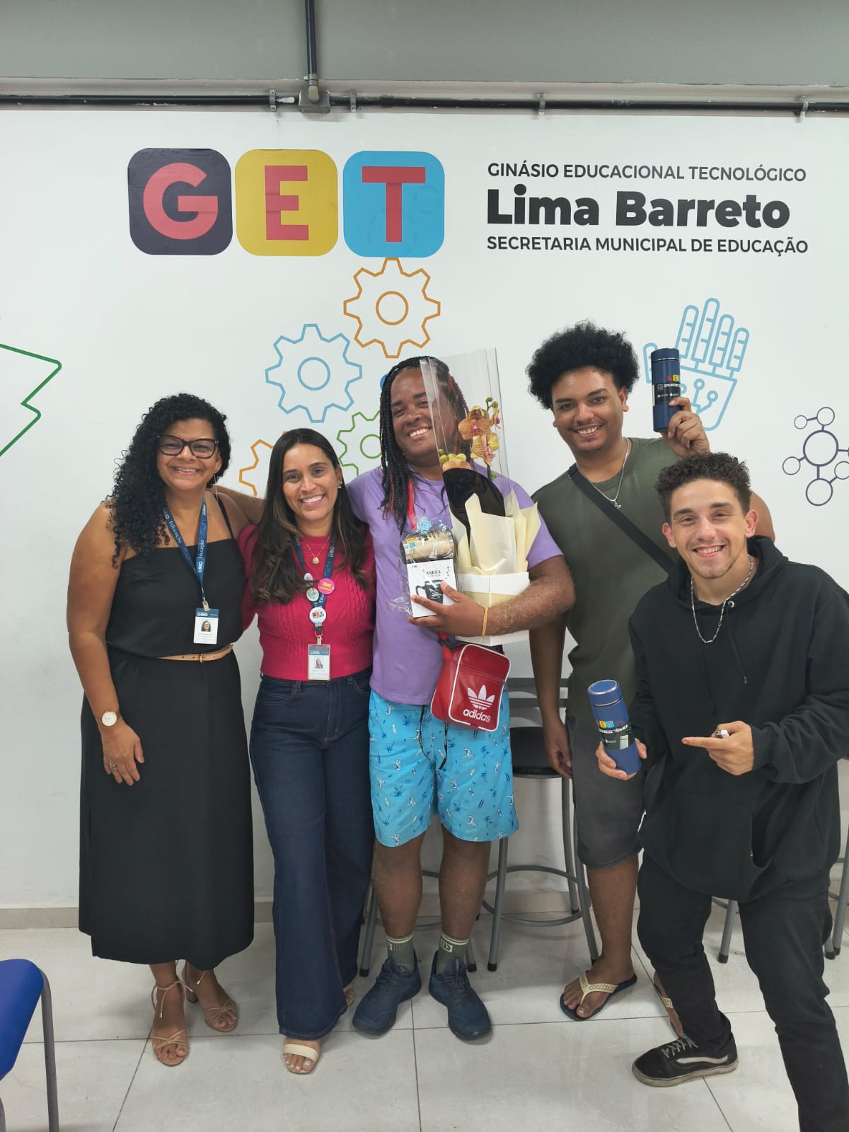FESTA LITERÁRIA DA COMUNIDADE DO FUMACÊ TRANSFORMA MANHÃ DE QUASE 300 ALUNOS COM ARTE, DANÇA E ESPERANÇA