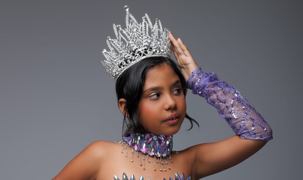 Aos 8 anos, Bella Passos vem construindo uma trajetória que vai muito além das passarelas de concursos de beleza
